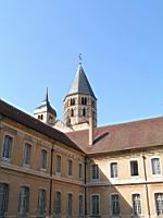 Cluny, Abbaye, Grand Transept et clocher de l'eau benite et la tour de l'horloge (8)
